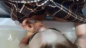 Wow, cucala chuj v sprche a skončila dvakrát s vzájomnou hrou!