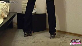 Seksikäs olo mustissa tiukoissa farkuissa