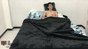 mi hermanastra me encuentra masturbándome y le follo su gran coño con mi verga hasta el cumshot