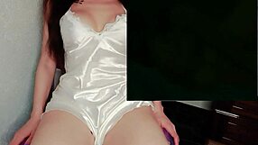 meseras tetonas calientan a los clientes - hentai hitozuma cosplay ep 1... uhh, tão gostosas!