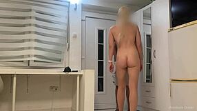 i met the delivery guy naked, he didnt wanna leave...