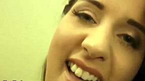 Chúpame la polla, jovencita 18+, mientras miro en POV.