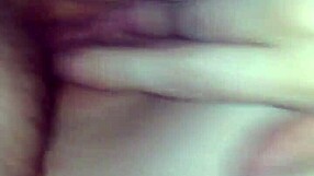 Vruća mlada 18+ amaterska brinetica kuša intenzivan anal sa monstruoznim kurcem u guzu