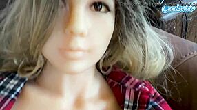 Vi uma boneca sexual de peitos grandes fodendo e levando anal de um velho safado na CamSoda