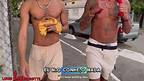 İki Donanımlı Adam Bakire Twink'i Ele Geçiriyor