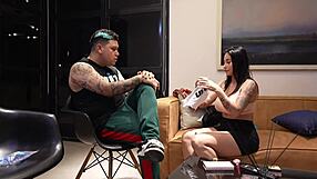 Pár tvrdě šuká před gay kamarádem, aby ho udělali straight