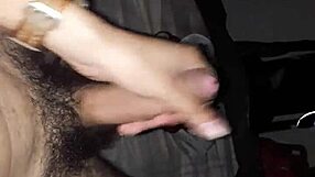 llegó del trabajo y solo quiere masturbarse pensando en ti