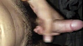 llegó del trabajo y solo quiere masturbarse pensando en ti