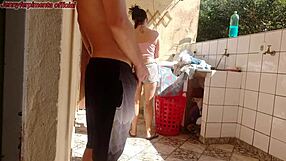 Fångade styvdotter i shorts vid tvätt och blev så kåt