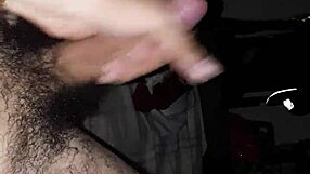 llegó del trabajo y solo quiere masturbarse pensando en ti