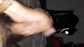 llegó del trabajo y solo quiere masturbarse pensando en ti