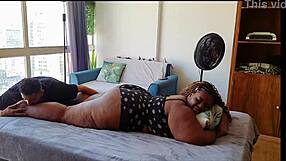 Essa deusa de ebano tem uma bunda gigante e belos peitoes toda big?