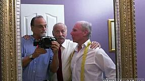 Bi Ivy navduši z ogromnimi cicami in ritjo v cumshot blowjob facial