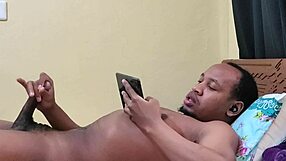 Ухватио сам своју варалицу полусестру како мастурбира на шпијској камери 😱