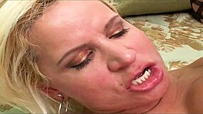 Moja zrela latinska soseda je prava požrtljivka, trdo jezdita v medrasni kavbojski seji