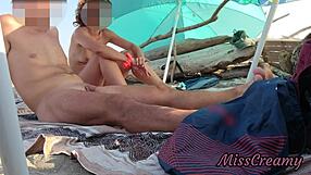 Razkazujem kurca pastorki na javni plaži, pomaga mi svršiti pred množico