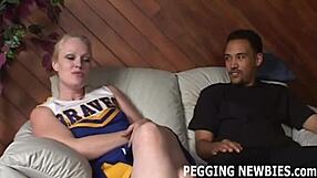 أخيراً الحصول على ذلك القضيب البلاستيكي الكبير في مؤخرتك