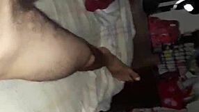 llegó del trabajo y solo quiere masturbarse pensando en ti