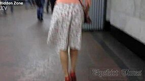 Voyeur zachytí upskirt v rybích punčochách na metro autobuse. Skrytá kamera špehuje každý detail.