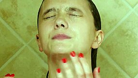 דוגמנית שחורה מקסימה מתקלחת אחרי עיסוי