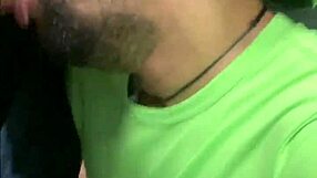 Sleduju gay chlapy s velkýma čurákama v koupelně, málem chycen