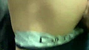 Sleduju gay chlapy s velkýma čurákama v koupelně, málem chycen