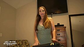 Delim posteljo z mojo vročo veliko rit milf mačeho.