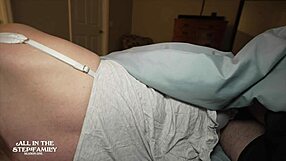 Delim posteljo z mojo vročo veliko rit milf mačeho.