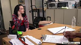 Guarra blanca: ¿el director te taladra el coño a lo perrito?