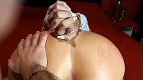 Føler meg hjelpeløs med armer bundet, lengter etter blowjob og knulling