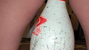 Boleh percaya MILF ni difuck dengan pin bowling sampai squirt?