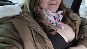 בחורה שמנמנה קורעת גרביונים למשחק כוס רטובה ומציצת דילדו במונית