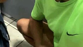 kollar bögkillar med stora kukar på toan nästan påkomna