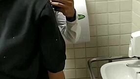 Recebi uma mamada gostosa do moleque no banheiro?