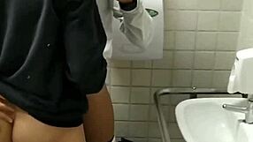 Recebi uma mamada gostosa do moleque no banheiro?