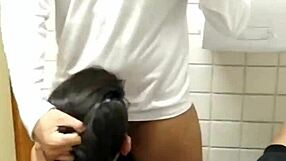 Recebi uma mamada gostosa do moleque no banheiro?