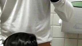 Recebi uma mamada gostosa do moleque no banheiro?