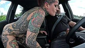 a tatuada naty loka pegou a carona e deu o c� no pelo para o motorista