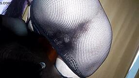 Hei, katso tämä venäläinen huora näyttää valtavan karvaisen pillun leikkiä!