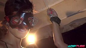 El puño hasta el fondo en bisexual threesome with licking and cum