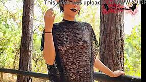 Jaz sem gotska vilinka z naravnimi joški, ki masturbira v gozdu, tako seksi