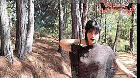 Jaz sem gotska vilinka z naravnimi joški, ki masturbira v gozdu, tako seksi