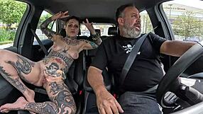 a tatuada naty loka pegou a carona e deu o c� no pelo para o motorista