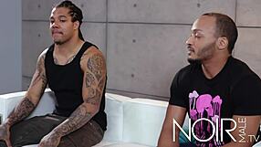 Prietenul surorii vitrege e gay și sfârșesc futându-l