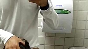 Recebi uma mamada gostosa do moleque no banheiro?