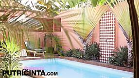 היופי פוטרי סינטה מראה כוס רטובה בבריכה