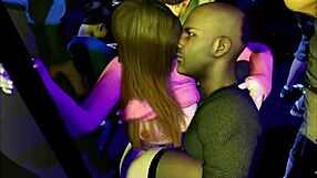 Požrešna študentka divja v klubu v 3D animaciji. Kakšen je njen naslednji korak?