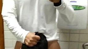 Recebi uma mamada gostosa do moleque no banheiro?