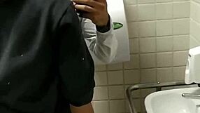 Recebi uma mamada gostosa do moleque no banheiro?