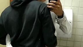 Recebi uma mamada gostosa do moleque no banheiro?